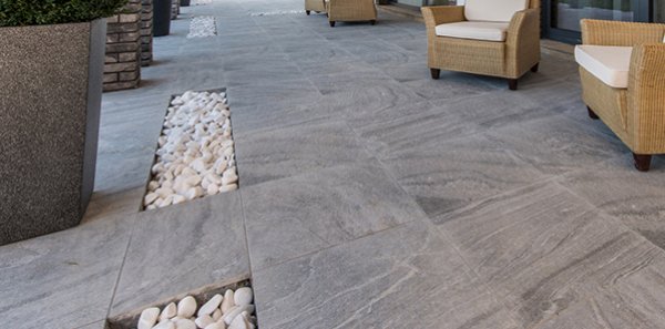 Balcony and terrace floor coverings